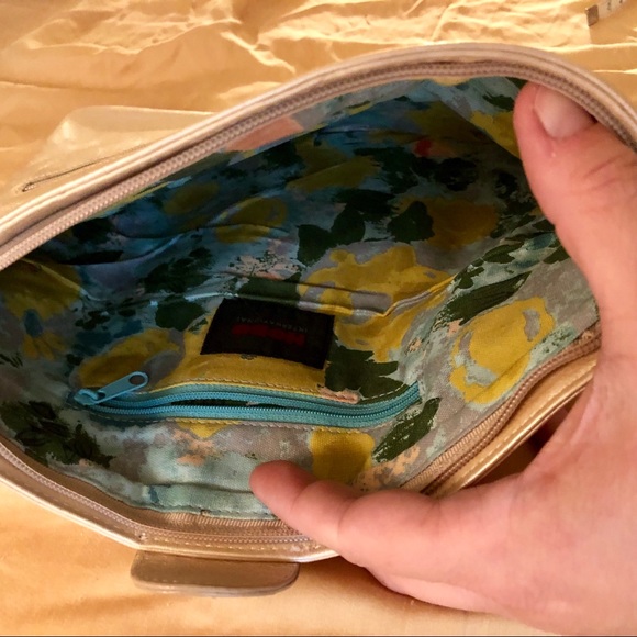 Gorgeous HOBO Int’l Magnetic Folding Clutch - Picture 5 of 6